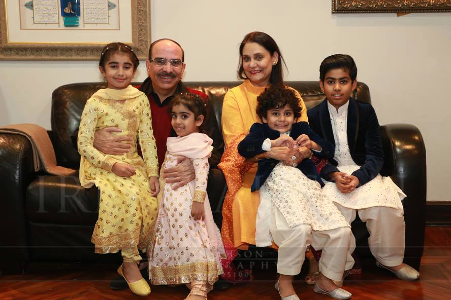 People Malik Riaz With Wife And Grandchildren 9402